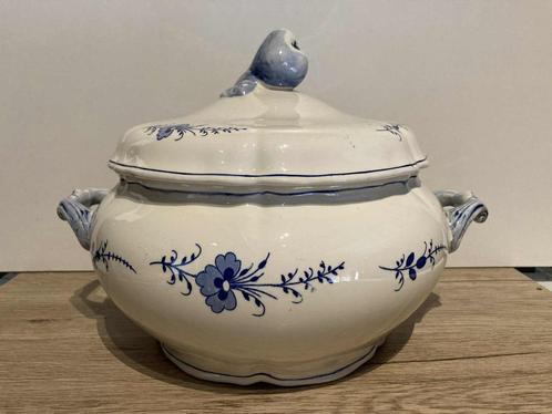 Grote groenteschotel Boch La Louvière versierd met Chantilly, Antiek en Kunst, Antiek | Keramiek en Aardewerk, Ophalen of Verzenden