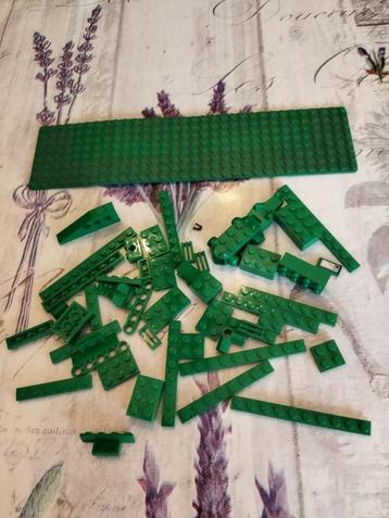 Groene plaat en lego beschikbaar voor biedingen