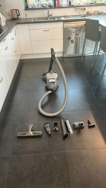 Kapotte Dyson DC 33 multifloor stofzuiger, voor onderdelen. beschikbaar voor biedingen