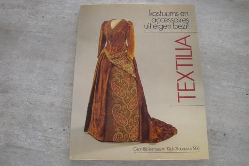 KOSTUUMS EN ACCESSOIRES UIT EIGEN BEZIT -TEXTILIA, Boeken, Overige Boeken, Gelezen, Ophalen of Verzenden