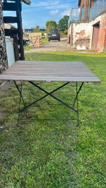Stevige buitentafel / terrastafel beschikbaar voor biedingen