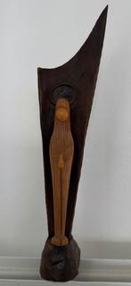 Houten beeld vrouw, Ophalen