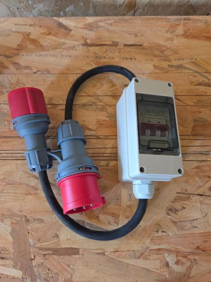 32A naar 16A koppelstuk met stroomonderbreker, Doe-het-zelf en Bouw, Elektriciteit en Kabels, Zo goed als nieuw, Stekker, Ophalen