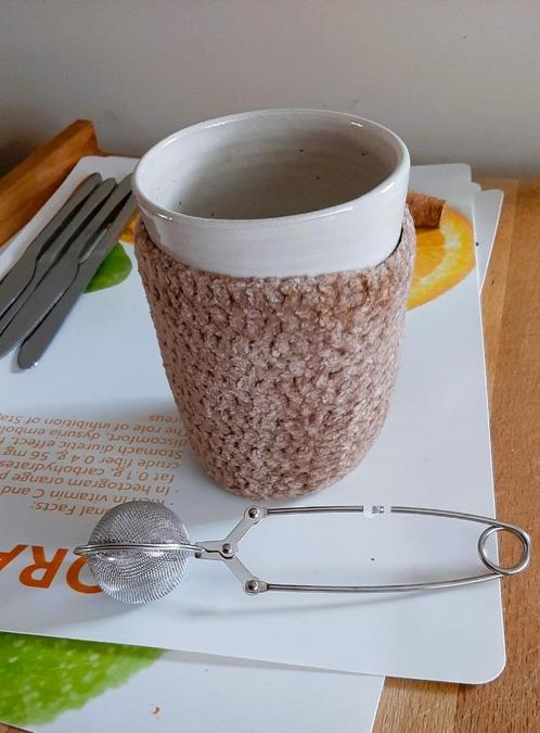 Te koop:Nieuw! Mooie thee tas met jasje en thee-eitje "Ixen", Huis en Inrichting, Keuken | Servies, Nieuw, Kop(pen) en/of Schotel(s)