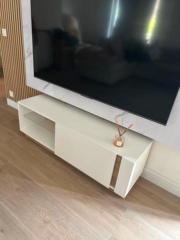 Tv kast beschikbaar voor biedingen