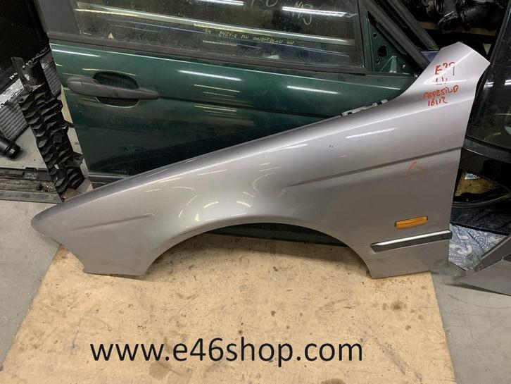 VOORSPATBORD ZIJSCHERM LINKS BMW E39 SEDAN TOURING ASPEN SIL, Auto-onderdelen, Carrosserie, Spatbord, BMW, Gebruikt, Ophalen of Verzenden