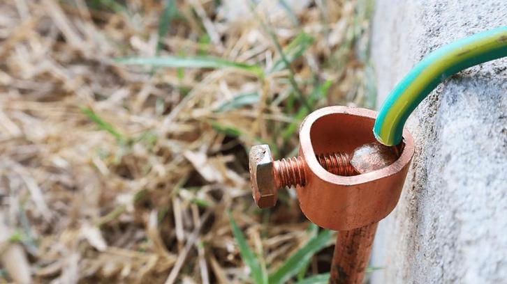 Plaatsing aardingspen+aardingsonderbreker, Bricolage & Construction, Électricité & Câbles, Enlèvement