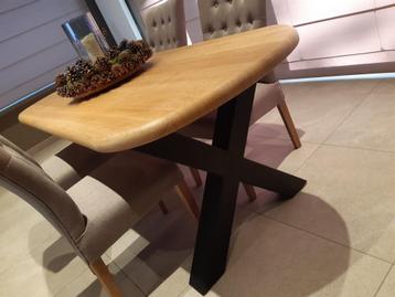 Ovalen tafel uit dik massief eik met zwarte X-poten beschikbaar voor biedingen