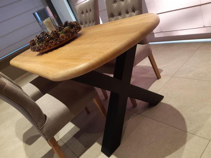 Table ovale en chêne massif épais avec pieds en X noirs, Antiquités & Art, Antiquités | Meubles | Tables, Enlèvement ou Envoi