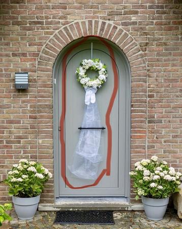 Bloemenkrans met strik en voile beschikbaar voor biedingen