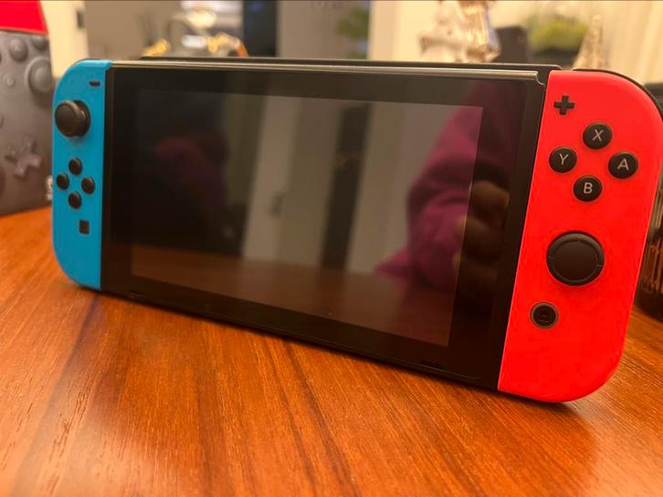 Switch1  + 5 spelletjes, Games en Spelcomputers, Spelcomputers | Nintendo Consoles | Accessoires, Zo goed als nieuw, Switch, Draadloos