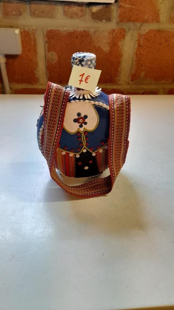 Bouteille étrangère recouverte, Enlèvement ou Envoi, Comme neuf