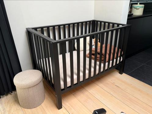Stijlvol zwart kinderbedje / park + matras, Kinderen en Baby's, Kinderkamer | Bedden, Minder dan 140 cm, 70 tot 85 cm, Matras