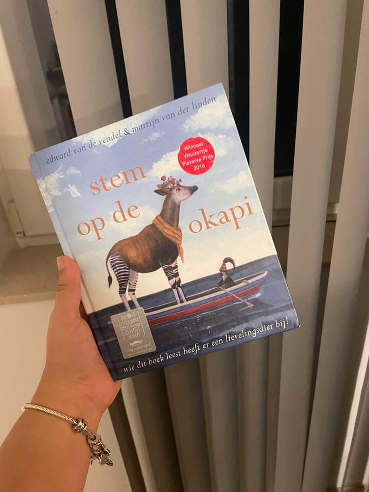Edward van de Vendel - Stem op de okapi, Boeken, Kinderboeken | Jeugd | onder 10 jaar, Zo goed als nieuw, Ophalen of Verzenden
