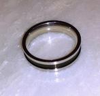 Herenring zilver met zwarte band, Handtassen en Accessoires, Ringen, 20 of groter, Heer, Nieuw, Zilver