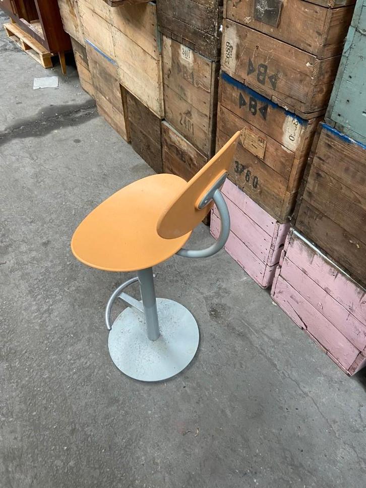 Moderne Barkruk – Oranje Zitting – Design Look, Huis en Inrichting, Barkrukken, Zo goed als nieuw, 60 tot 90 cm, Hout, Metaal