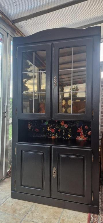 Stijlvolle zwarte buffetkast met bloemen- en vogelprint beschikbaar voor biedingen