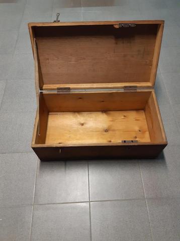 Houten koffer met metalen handgrepen beschikbaar voor biedingen