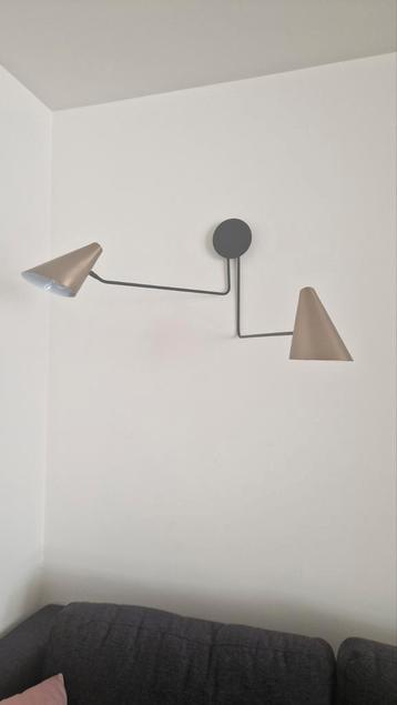 Dimbare wandlamp in zwart en messing met verstelbare armen  beschikbaar voor biedingen