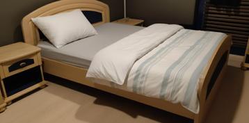 Eenpersoonsbed met lattenbodem, matras en nachttafel beschikbaar voor biedingen
