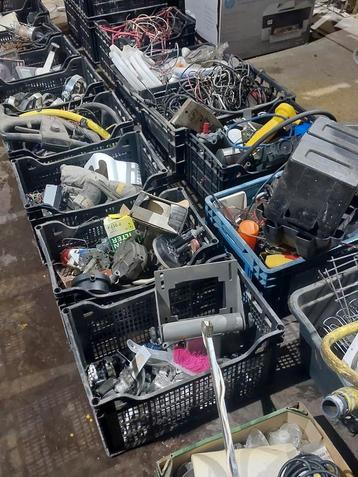 Zeer veel bootspullen voor weinig beschikbaar voor biedingen