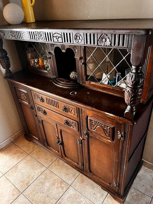 Massieve Ierse kast met handgesneden details - Antiek, Huis en Inrichting, Kasten | Dressoirs, Gebruikt, 100 tot 150 cm, 50 tot 75 cm