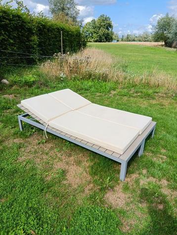 2 Mooie kwalitatieve ligbedden met kussen voor tuin/terras beschikbaar voor biedingen