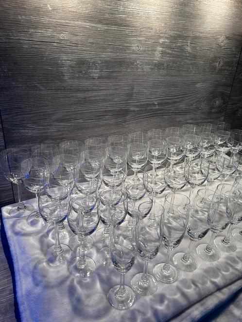 50-delige set kristallen glazen wijn en water met gravure, Collections, Verres & Petits Verres, Comme neuf, Enlèvement