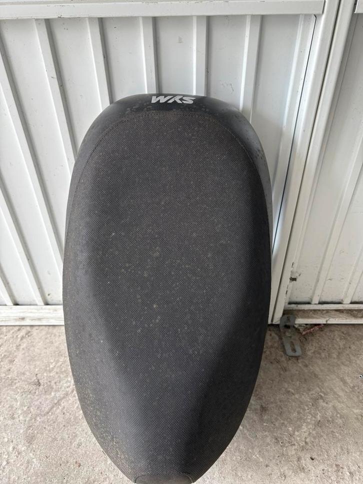 SYM scooter zadel, Fietsen en Brommers, Brommeronderdelen | Scooters, Zo goed als nieuw, SYM, Zadel, Ophalen