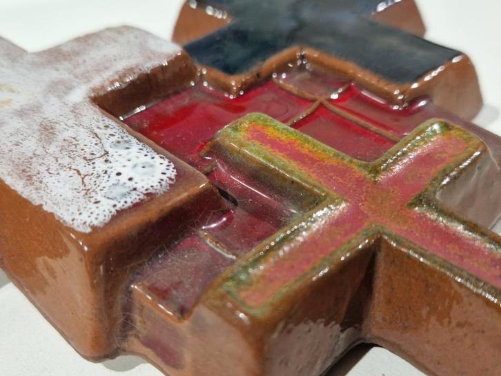Keramisch kruis van Oswald Tieberghien jaren 60 , brutalist, Antiek en Kunst, Antiek | Keramiek en Aardewerk, Ophalen of Verzenden