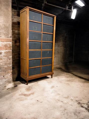 vintage archiefkast beschikbaar voor biedingen