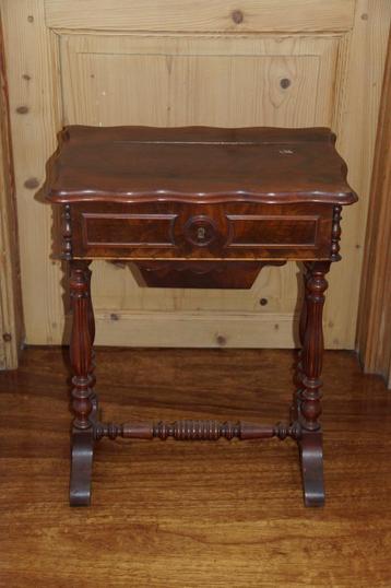 naaitafel vintage beschikbaar voor biedingen