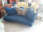 Bank in moderne stijl in metaal, rotan en blauwe stof, Huis en Inrichting, Zetels | Zetels en Chaises Longues, Ophalen, Gebruikt