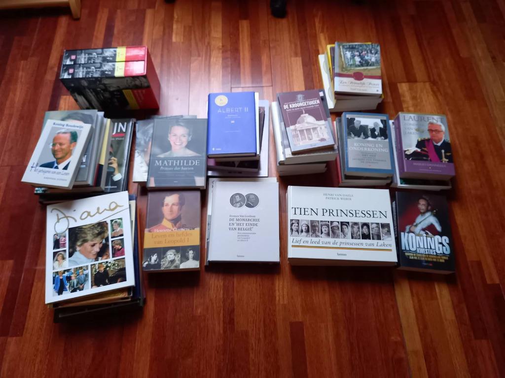 Verzameling boeken over koningshuizen deel2, Ophalen, Zo goed als nieuw, Tijdschrift of Boek