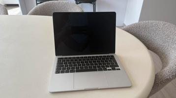 M2 MacBook Air - Silver beschikbaar voor biedingen