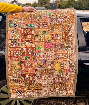 Rajasthani patchwork handgeborduurde wandkleed beschikbaar voor biedingen