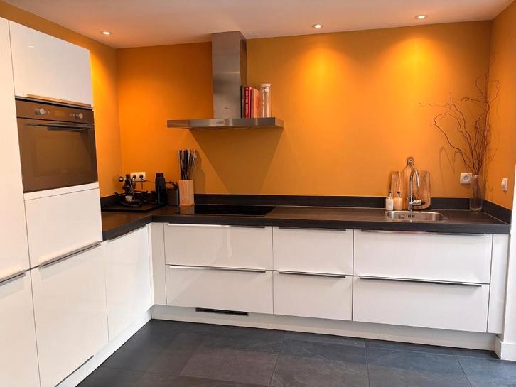 Moderne witte hoogglans hoekkeuken+ WHIRLPOOLGEDEMONTEERD, Maison & Meubles, Cuisine | Cuisines complètes, Comme neuf, Cuisine d'angle