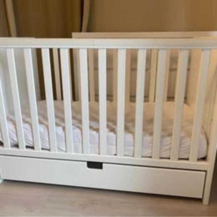 Lit bébé Sauthon City 60x120cm avec tiroir, matelas et drap, Kinderen en Baby's, Kinderkamer | Bedden, Gebruikt, Minder dan 140 cm
