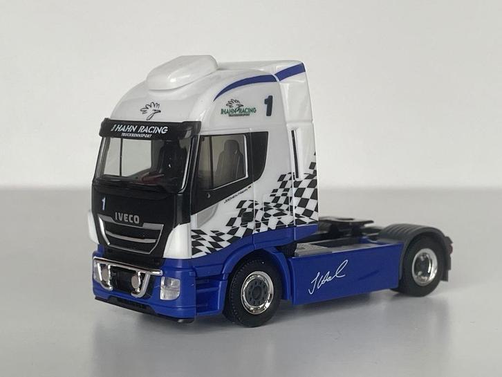 herpa Iveco Stralis trekker Hahn Racing blauw 1/87, Hobby en Vrije tijd, Modelauto's | 1:87, Nieuw, Bus of Vrachtwagen, Herpa