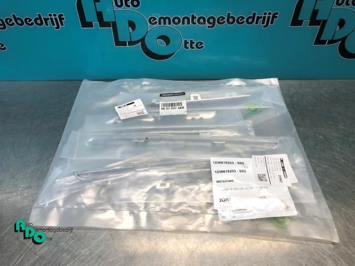 Bande décorative d'un Renault Megane (Megane 4 16-), Autos : Pièces & Accessoires, Carrosserie & Tôlerie, Renault, Utilisé, 3 mois de garantie