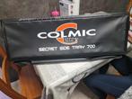 OM HET COLMIC SECRET SIDE TRAY 700 DRESSOIR IN BESLAG TE NEM, Watersport en Boten, Hengelsport | Witvissen, Ophalen, Zo goed als nieuw