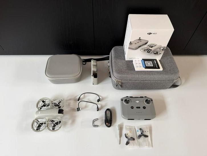 DJI NEO Fly More Combo + rc n3 controller nieuwstaat+koffers, TV, Hi-fi & Vidéo, Drones, Comme neuf, Drone avec caméra, Enlèvement ou Envoi