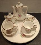 Il s'agit d'un service à thé miniature vintage en porcelaine, Enlèvement ou Envoi