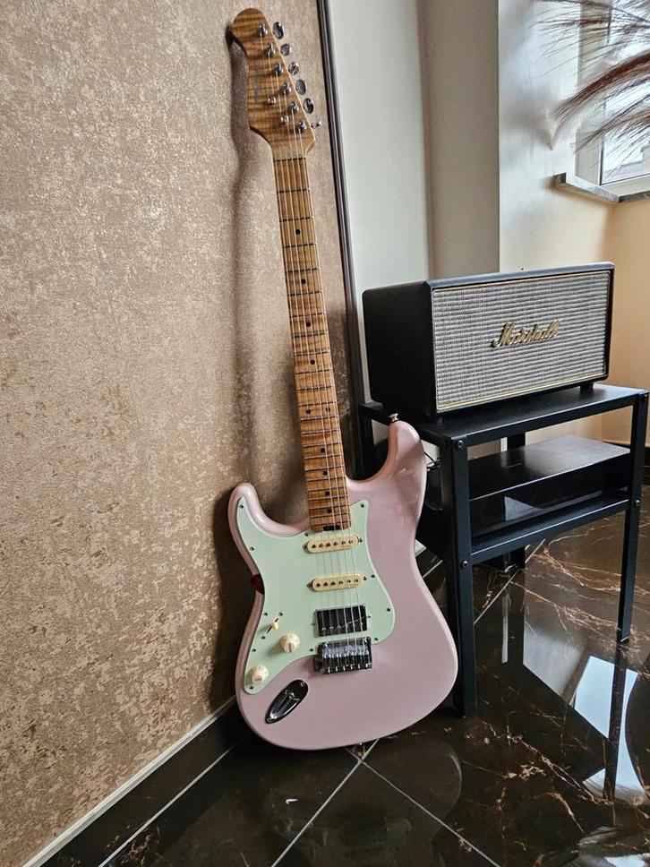 Harley Benton ST MODERN PLUS (Gaucher), Musique & Instruments, Instruments à corde | Guitares | Électriques, Comme neuf, Enlèvement