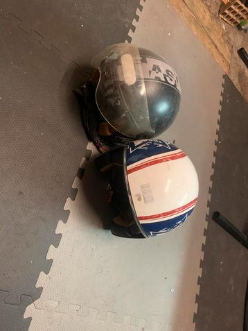 Twee motorhelmen  beschikbaar voor biedingen