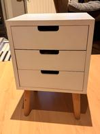 Wit nachtkastje met 3 open schappen, Ophalen, Gebruikt, 45 tot 65 cm, Minder dan 55 cm