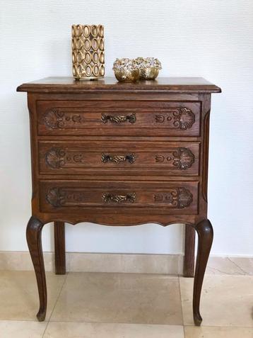 Table d'appoint/commode ancienne ornée