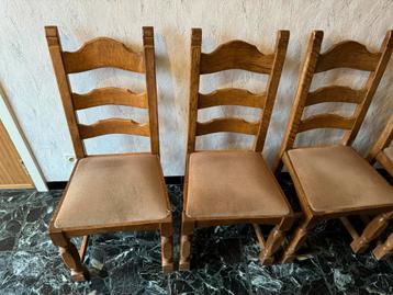 Houten stoelen (4) voor in de woonkamer  beschikbaar voor biedingen