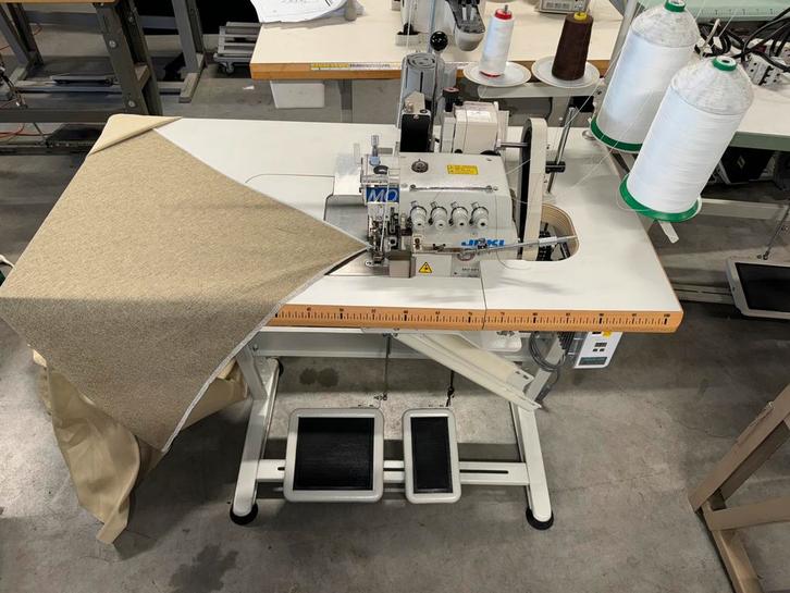 Industriele lockmachine overlock juki 4draad met puller 220v, Hobby en Vrije tijd, Naaimachines en Toebehoren, Nieuw, Lockmachine