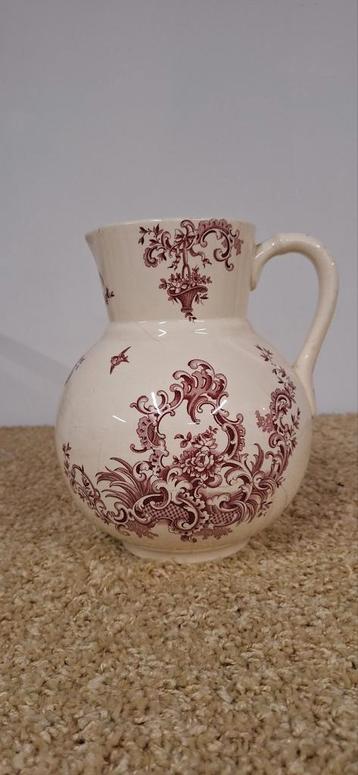 Antieke waterkan beschikbaar voor biedingen